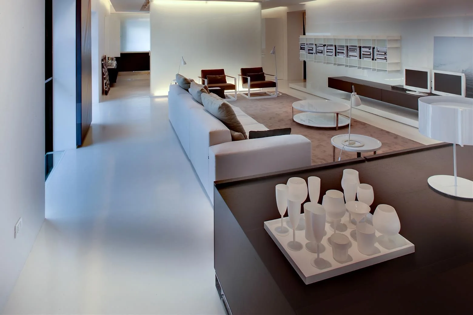 Large commercial area with a high-gloss self-levelling floor and continuous reflection